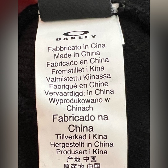 NWT Oakley Blackout Black Wanderlust Pom Beanie! - Picture 4 of 7